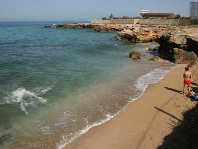 Qui si trovano altre due spiaggette appartate e incorniciate dagli scogli (la prima)...